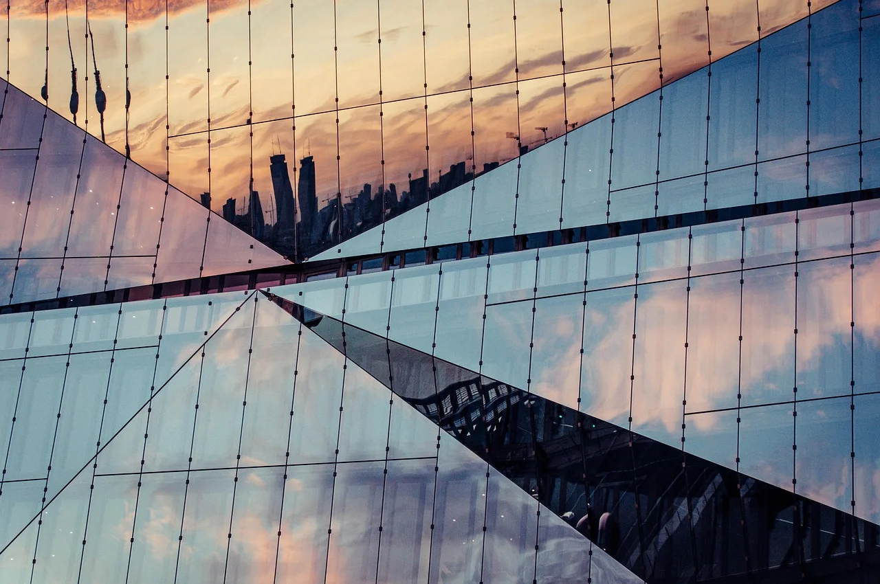 Ce factori influențează prețul unui apartament într-un bloc vechi vs. bloc nou